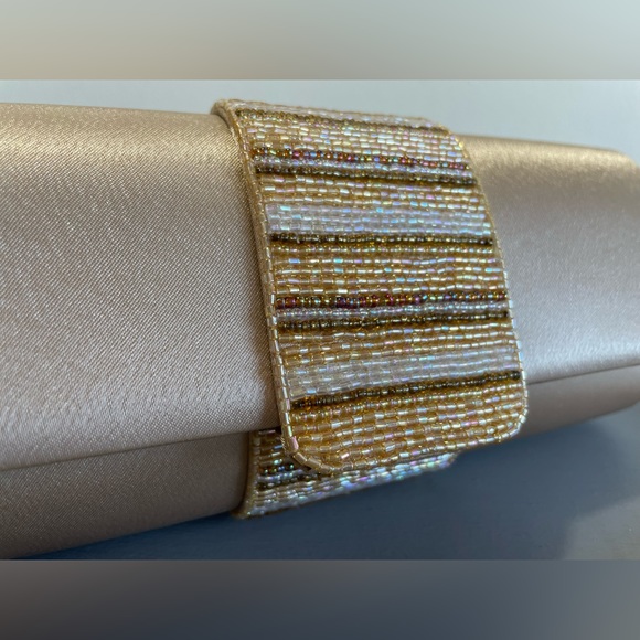 BEAUTIFUL SATIN BEADED CLUTCH/CROSSBODY “48 STRAP CAN BE TUCKED INSIDE - Picture 13 of 15